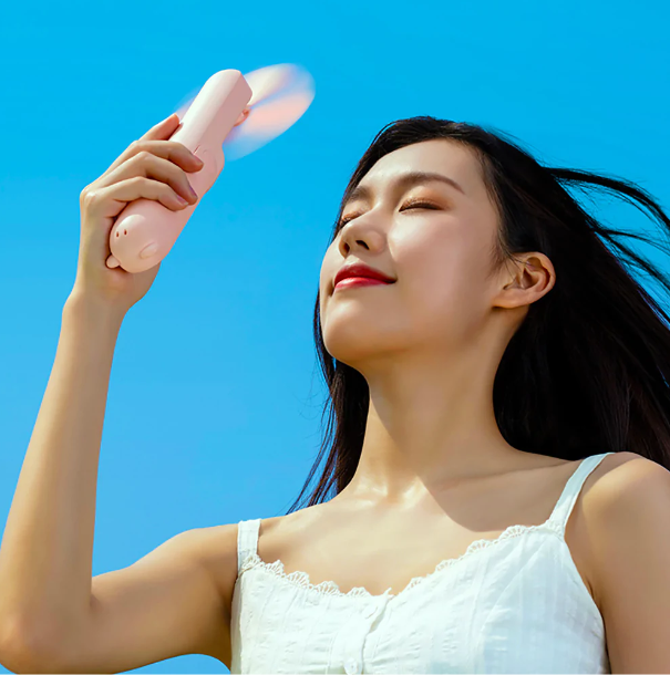 مروحة محمولة 3 في 1 — تبريد، شحن، وإضاءة